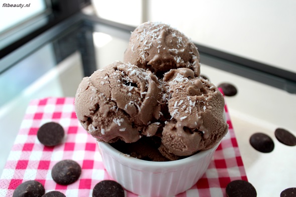 Chocolade ijs zonder suiker, koemelk en ei -