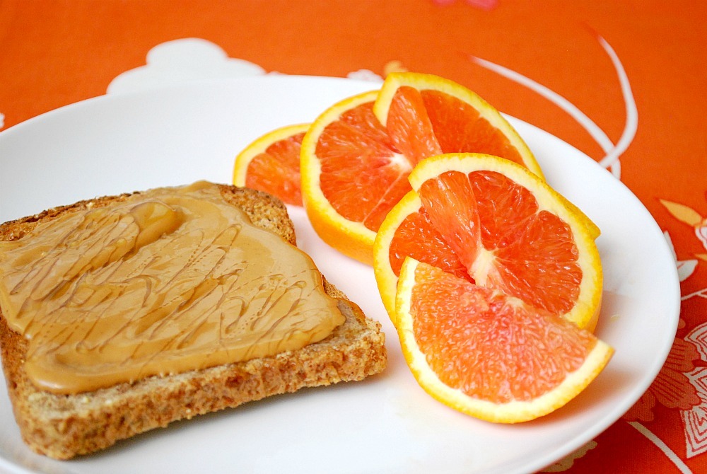 perfecte-start-ochtend-ontbijt-brood-pindakaas-fruit