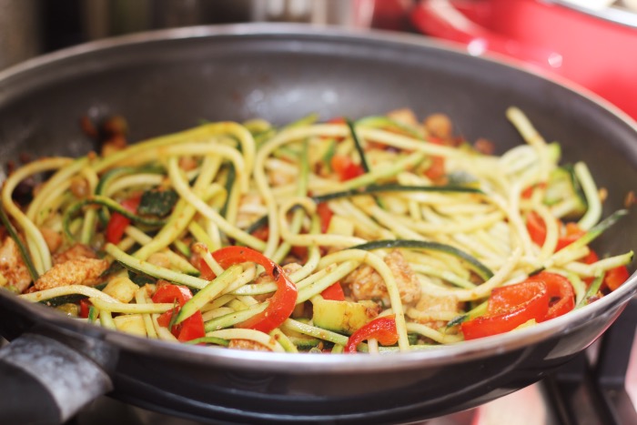 recept-courgette-spaghetti-restjes-hummus-11