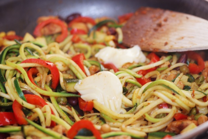 recept-courgette-spaghetti-restjes-hummus-13