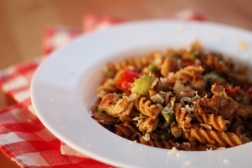 recept-avocado-pasta-kip-zongedroogde-tomaat-15