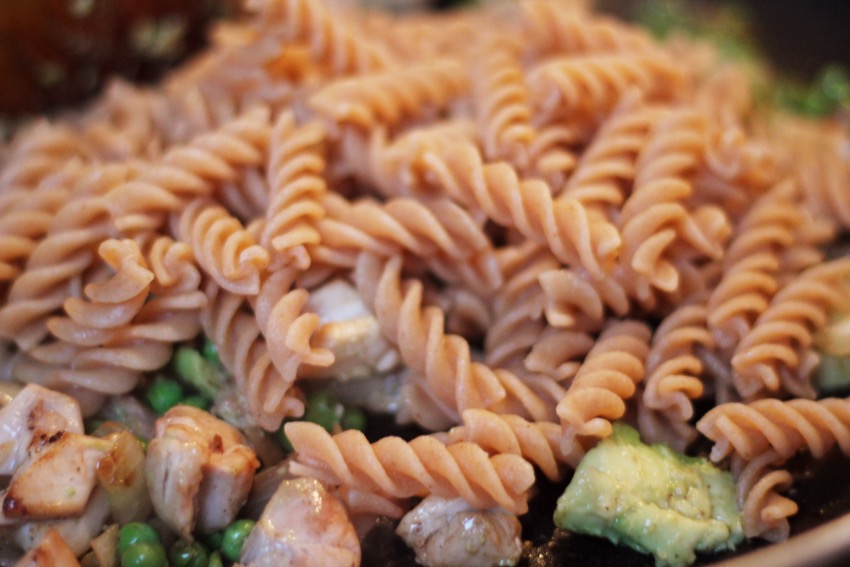 recept-avocado-pasta-kip-zongedroogde-tomaat-7