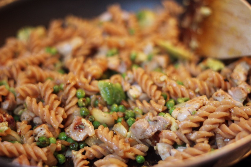 recept-avocado-pasta-kip-zongedroogde-tomaat-8