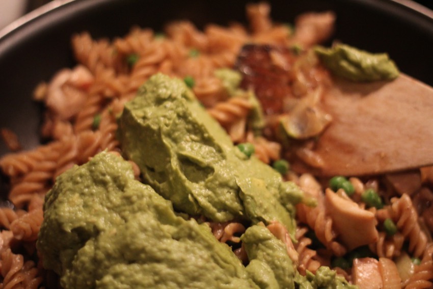 recept-avocado-pesto-pasta-6