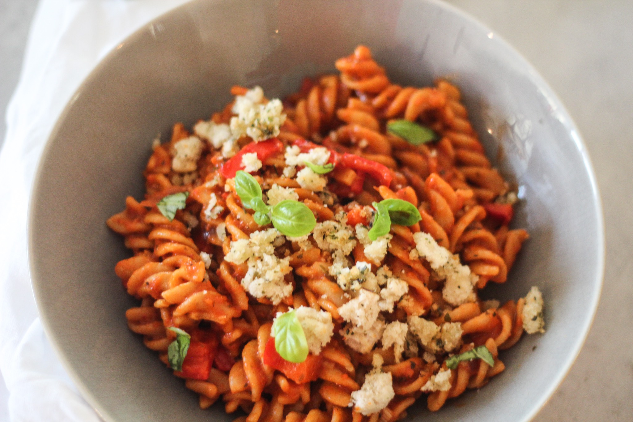 Recept: Geroosterde paprika pasta met parmezaan croutons - Fitbeauty